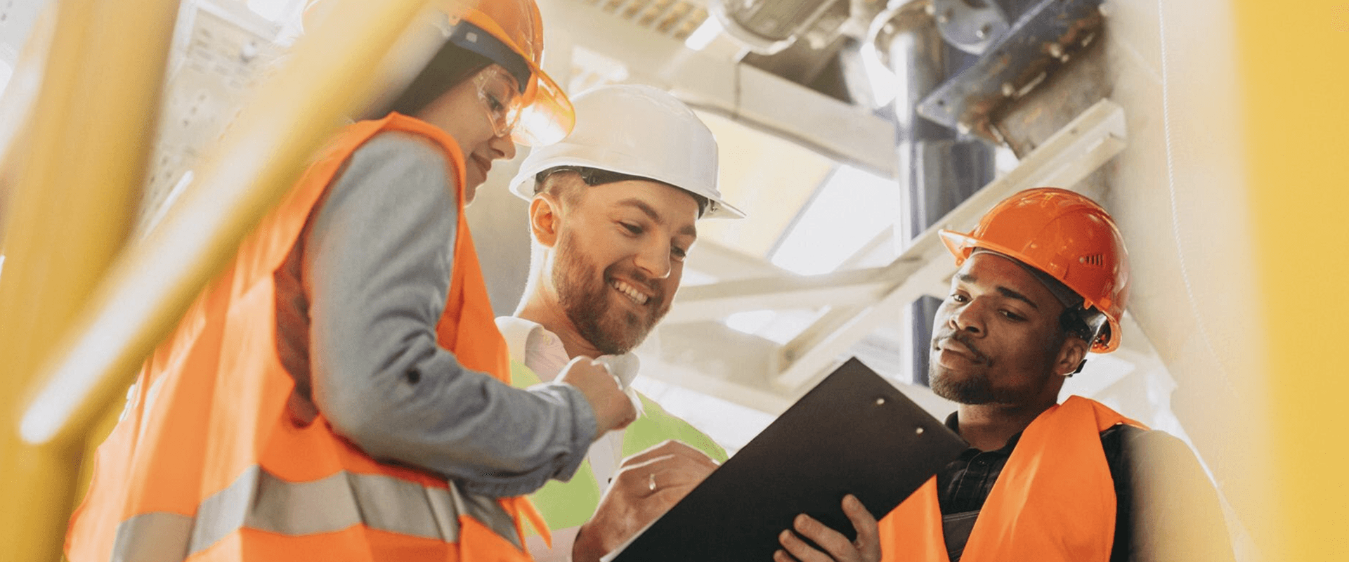 مهندسو أتمتة صناعية يراجعون الأنظمة — نظرة عامة على خدمات تصافي