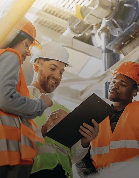 لوحة تحكم إنذار الحريق مركّبة في منشأة صناعية