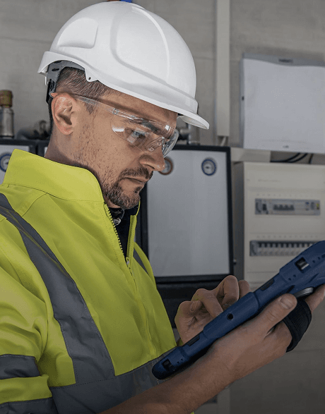 تركيب كابلات الألياف الضوئية في منشأة صناعية