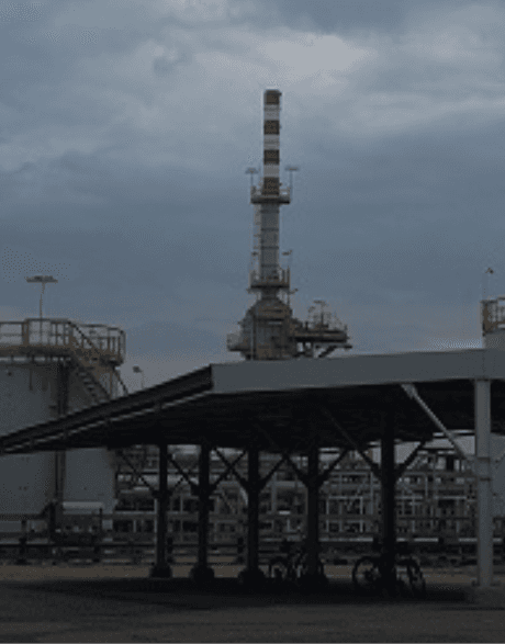 خزانة تحكم PLC في منشأة أتمتة صناعية